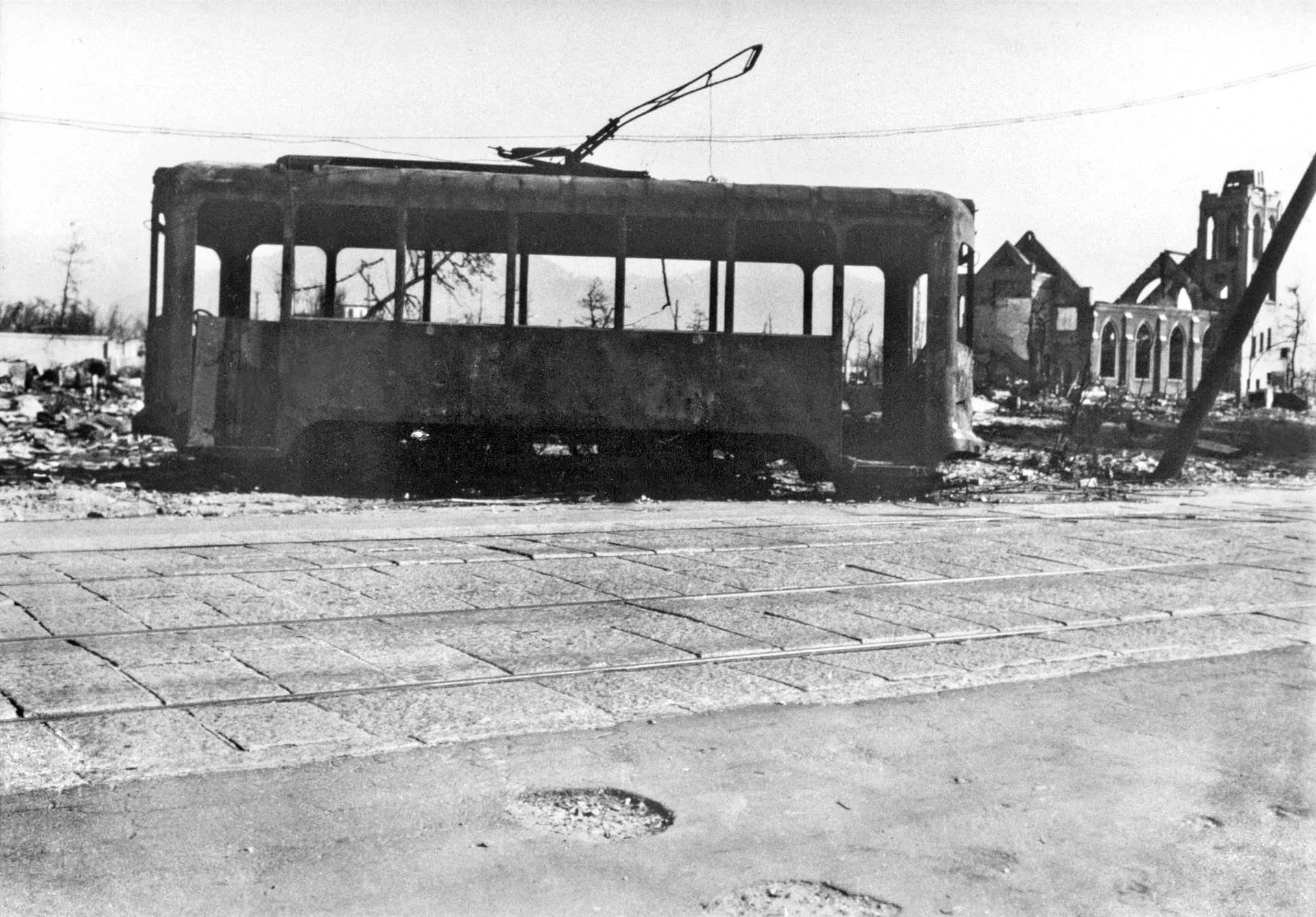 Bonde carbonizado em Hiroshima, Japão, após o ataque com a bomba atômica