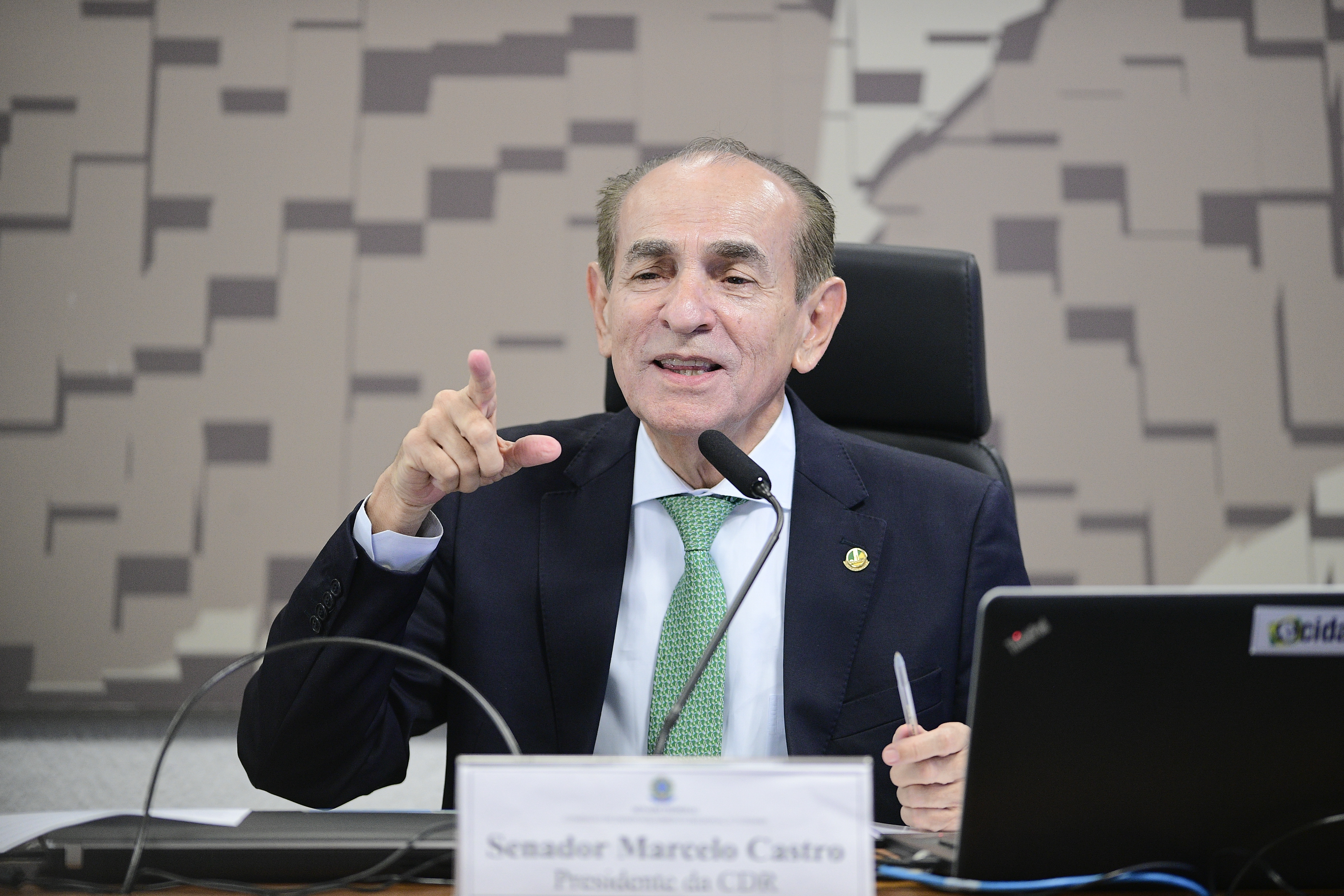 Senador Marcelo Castro, relator do Orçamento, beneficia empresa do irmão com R$ 12 milhões