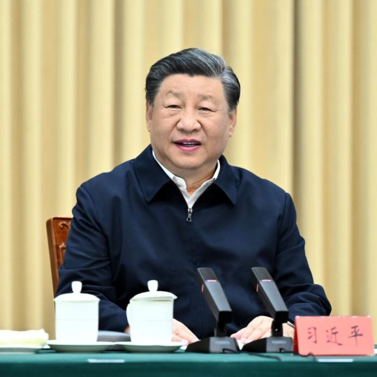 Xi visita Xinjiang e cobra ações contra 