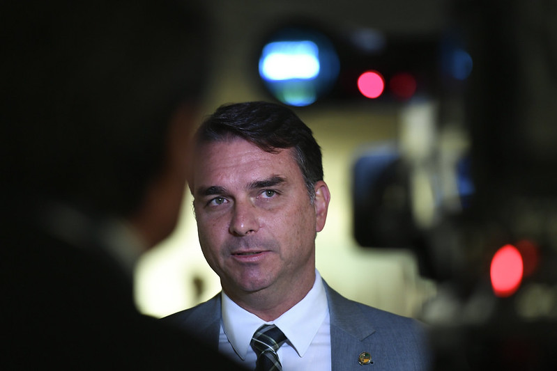 Para o senador Flávio Bolsonaro, o ministro da Justiça, Flávio Dino, é omisso e vingativo