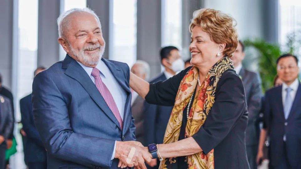 Lula na posse de Dilma como presidente do banco do Brics, na China, em abril
