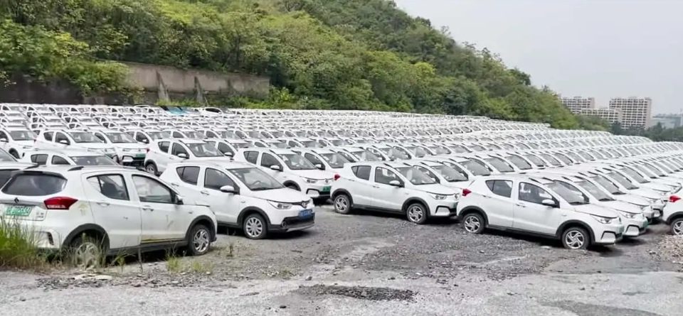 A China tem vários "cemitérios" de carros elétricos, onde veículos indesejados estão se decompondo.