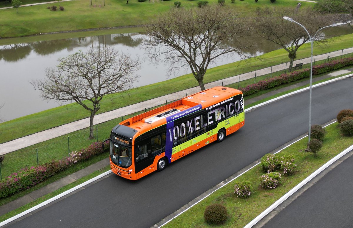 Ônibus elétrico da Volvo é equipado com ar condicionado.