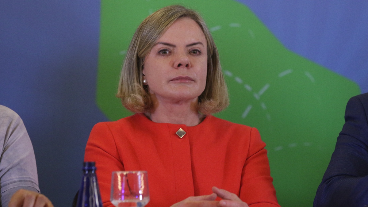 Gleisi Hoffmann está entre os petistas que insuflaram a militância para hostilizar jornalistas que revelaram escândalo das audiências da “dama do tráfico”.