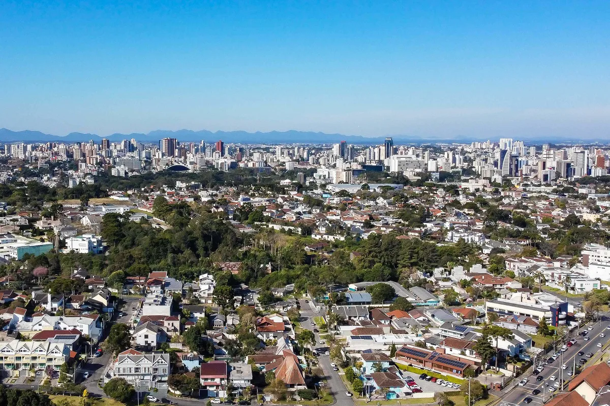 Curitiba foi a cidade mais bem colocada entre as cidades do Paraná, na sexta posição, no ranking de competitividade nacional.