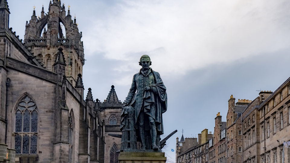 Estátua de Adam Smith em em Edimburgo, Reino Unido: para que a economia de um país cresça, os cidadãos precisam de liberdade econômica ou de acesso a direitos de propriedade privada