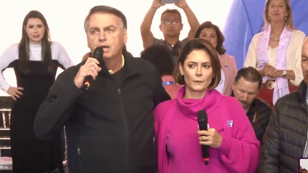O ex-presidente Jair Bolsonaro (PL) teria se animado com pesquisa que aponta favoritismo da mulher Michelle em eventual eleição para uma  vaga no Senado pelo Paraná.