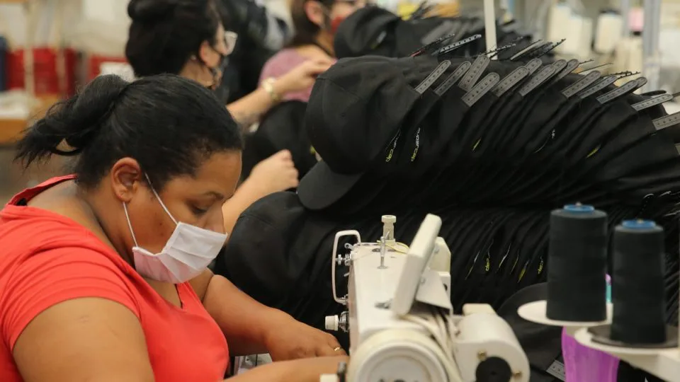 Produção de bonés e de camisetas tem forte impacto na economia de Apucarana (PR).