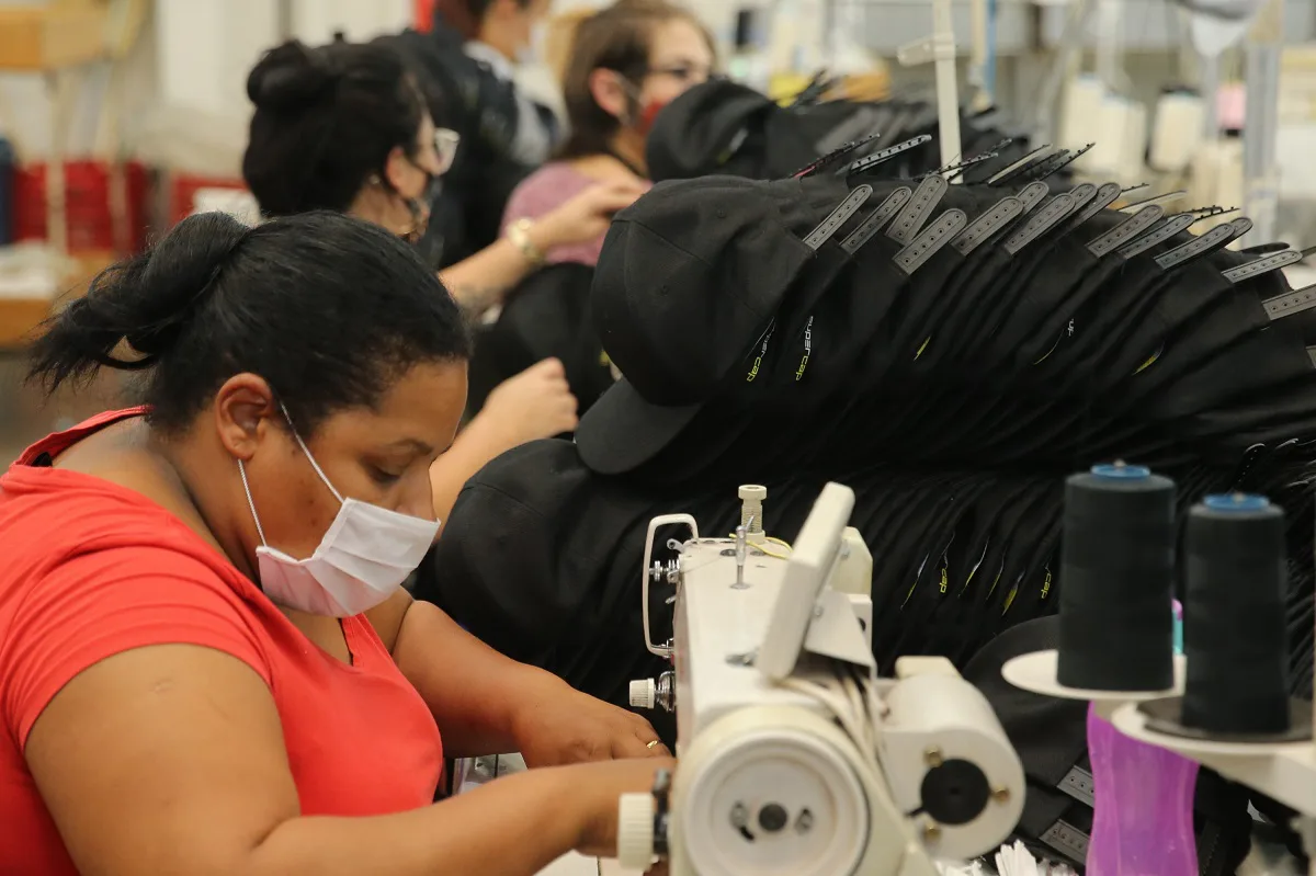 Produção de bonés e de camisetas tem forte impacto na economia de Apucarana (PR).