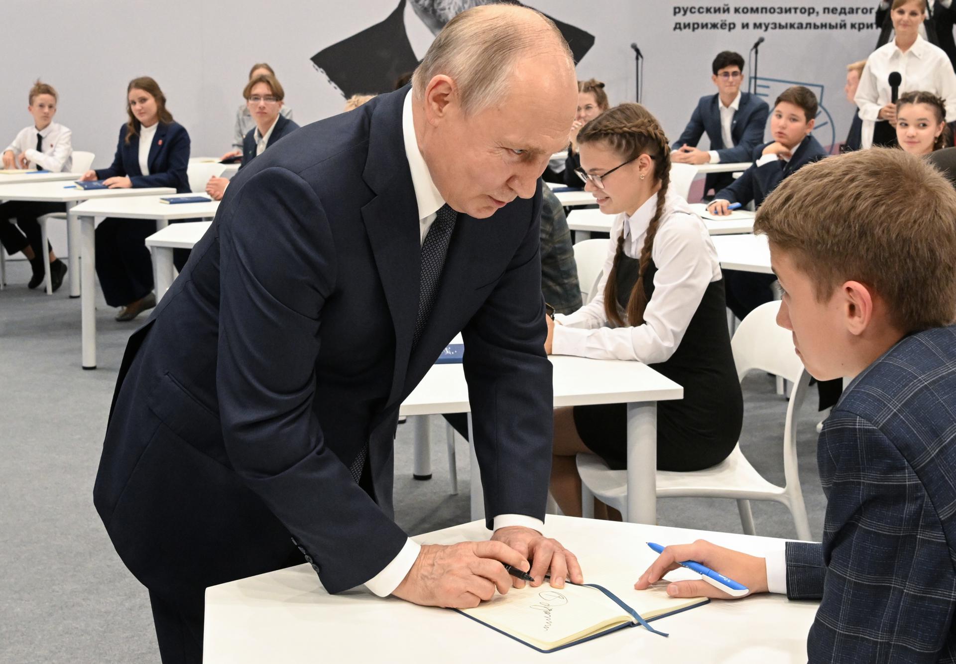 Vladimir Putin fala com estudantes russos