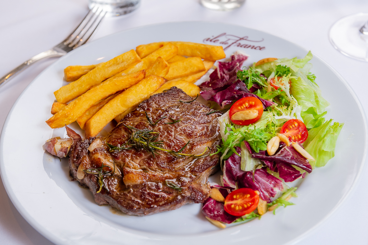 Steak Frite, um dos novos &#8220;Plats du Jour&#8221;.