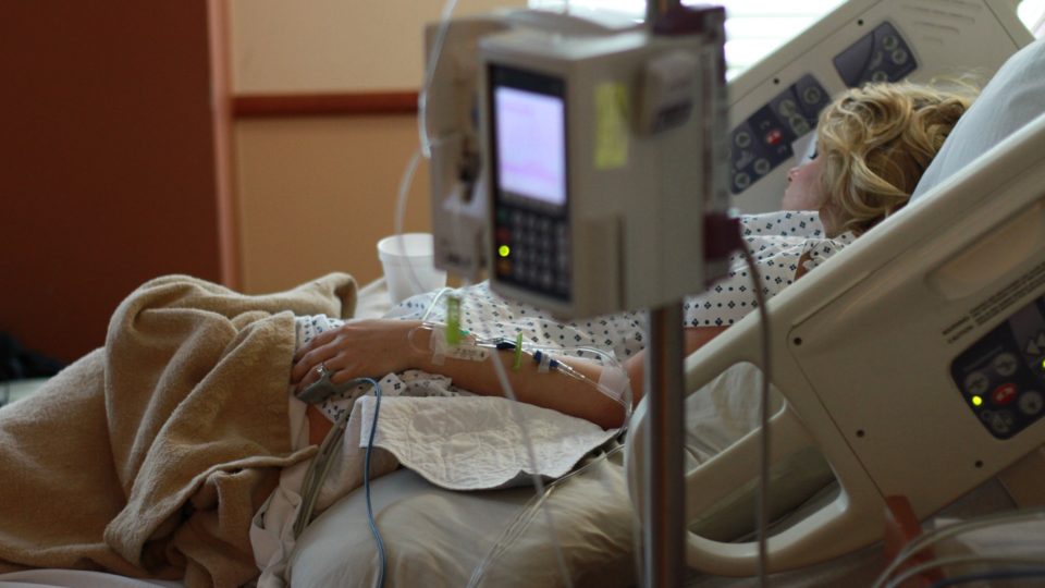 Para a corte do Reino Unido, jovem de 19 anos que deseja tentar novas intervenções não aceita "a realidade médica" de sua situação.