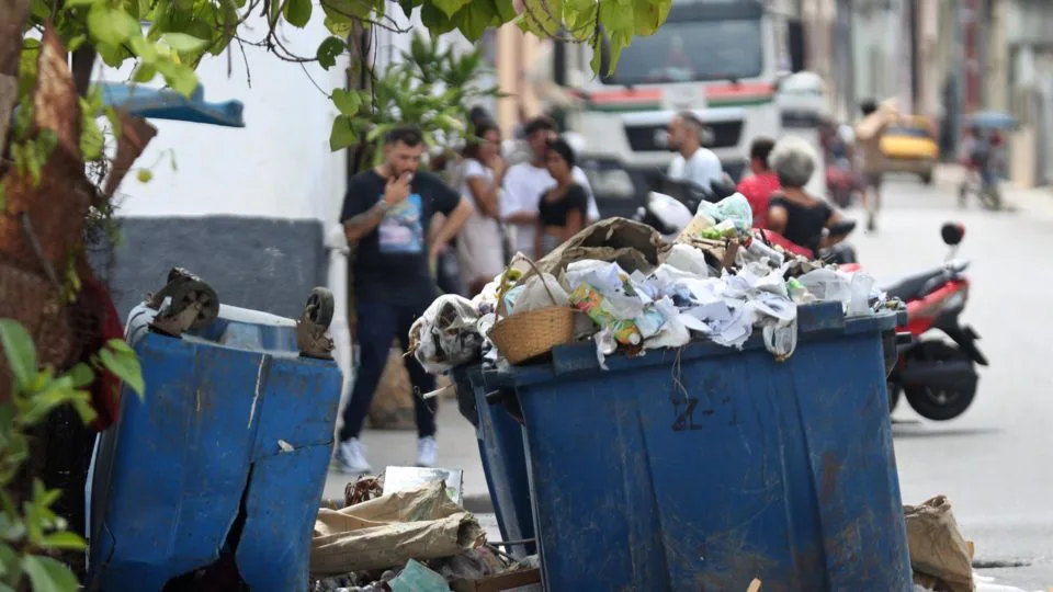 Lixo em uma rua de Havana, capital de Cuba, no fim de agosto