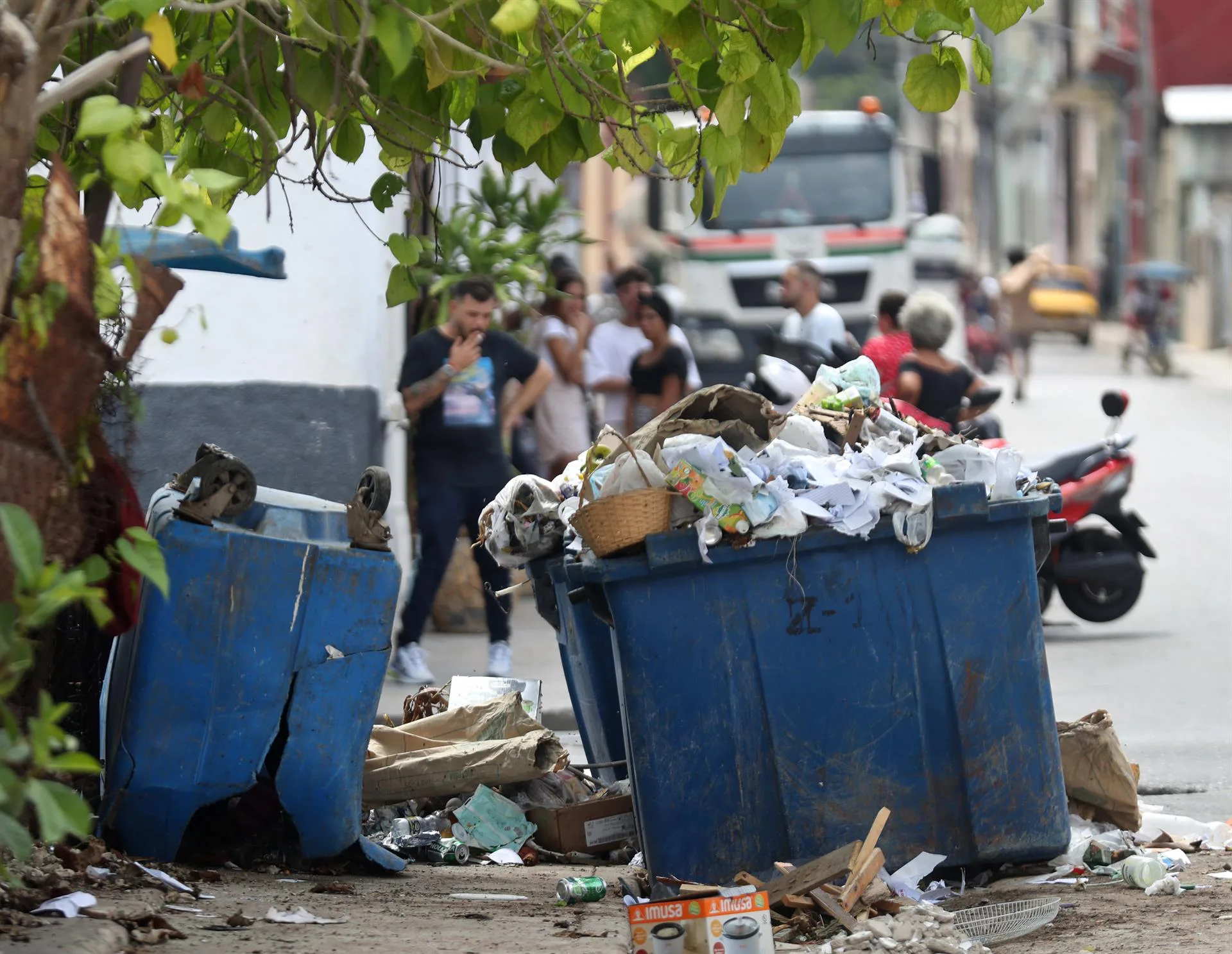 Lixo em uma rua de Havana, capital de Cuba, no fim de agosto