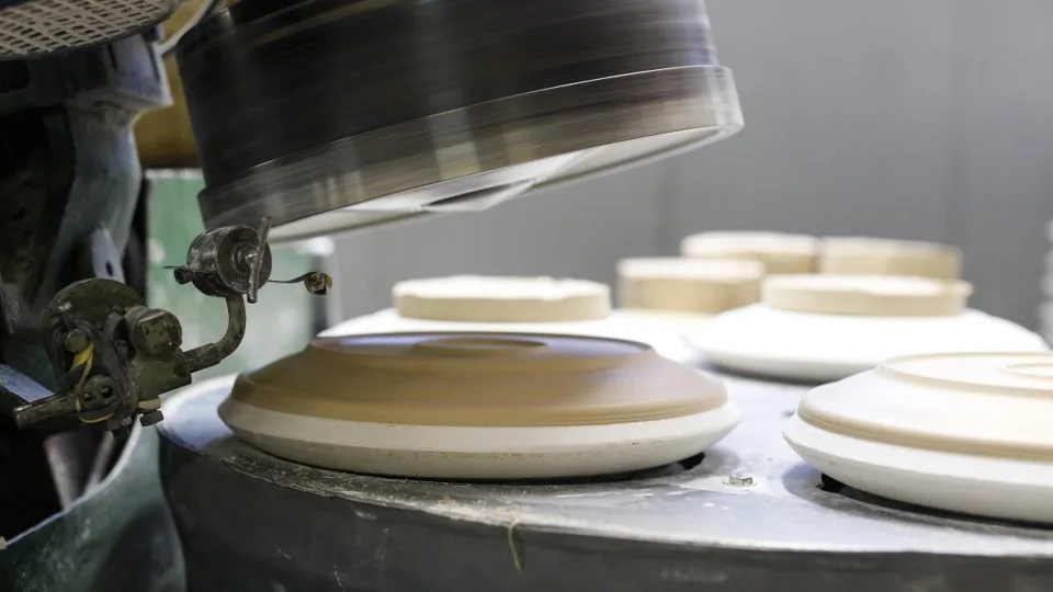 A Germer é uma das maiores fábricas de porcelana instaladas em Campo Largo (PR), com produção mensal de 1 milhão de peças.