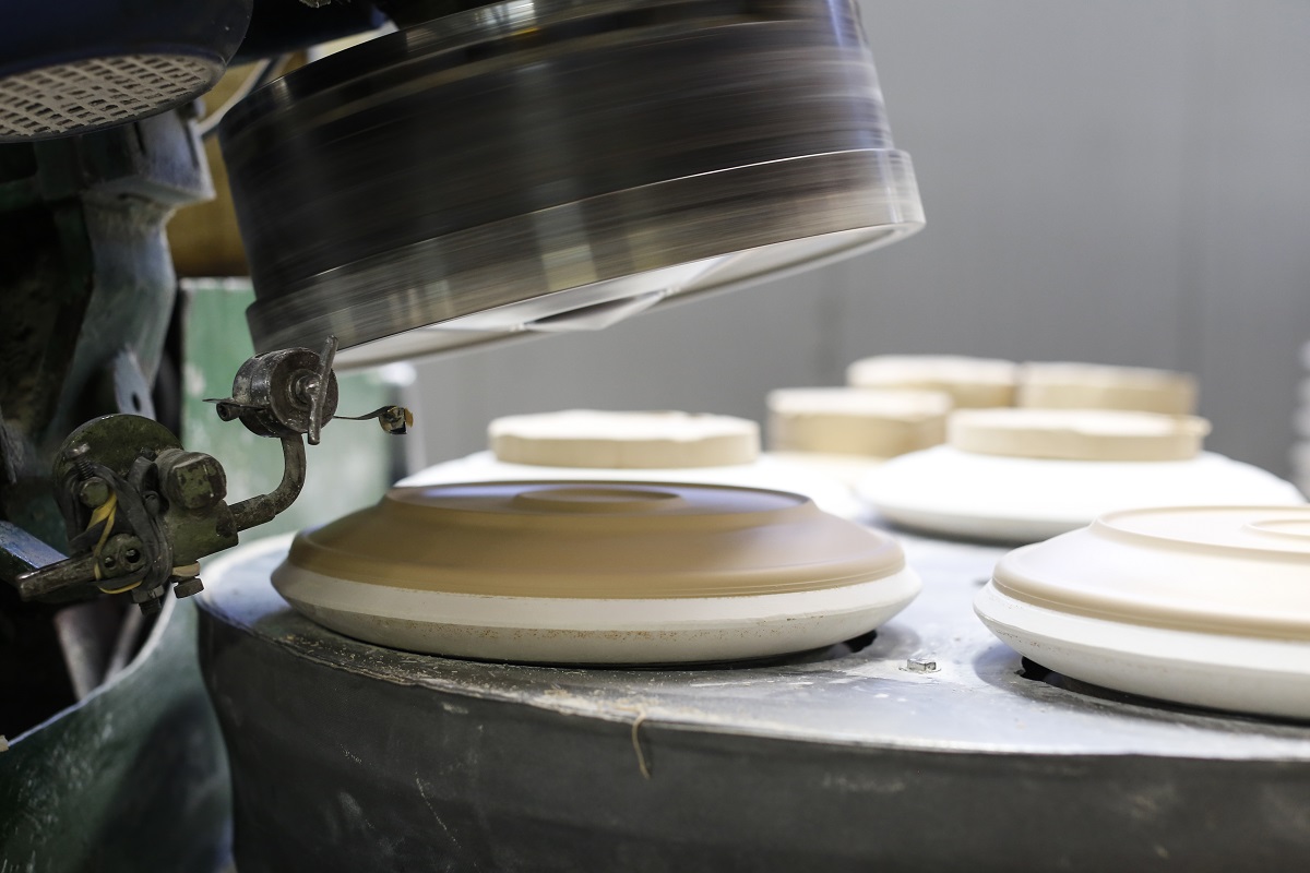 A Germer é uma das maiores fábricas de porcelana instaladas em Campo Largo (PR), com produção mensal de 1 milhão de peças.