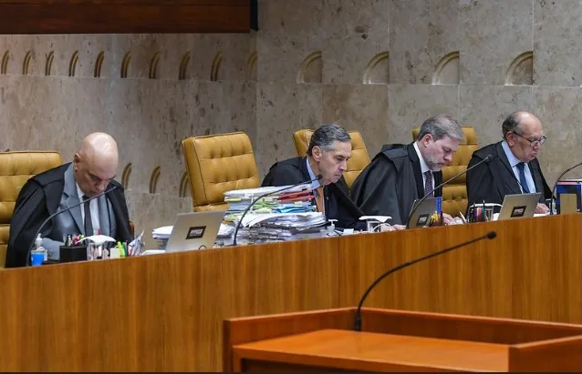 Ministros durante a sessão plenária do STF