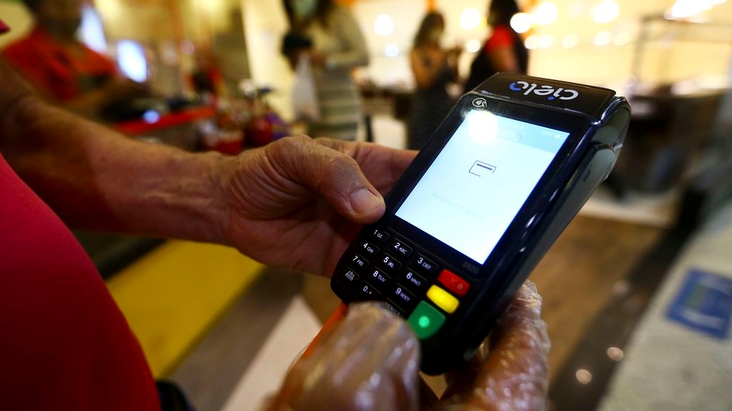 Projeto aprovado na Câmara limita a 100% os juros do rotativo do cartão de crédito e segue agora para análise do Senado.