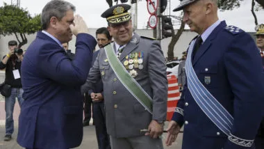 Tarcísio desfila dentro de tanque do Exército