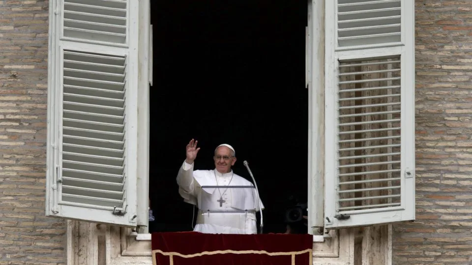 Papa Francisco, saudando os fiéis em 2013, no Vaticano. Neste domingo, ele disse que a familia polonesa "representou um raio de luz na escuridão da II Guerra Mundial"