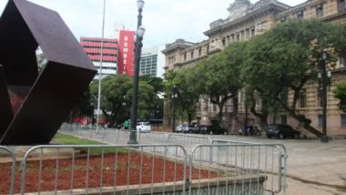 Praça da Sé, no centro de São Paulo, é cercada por gradis da prefeitura.