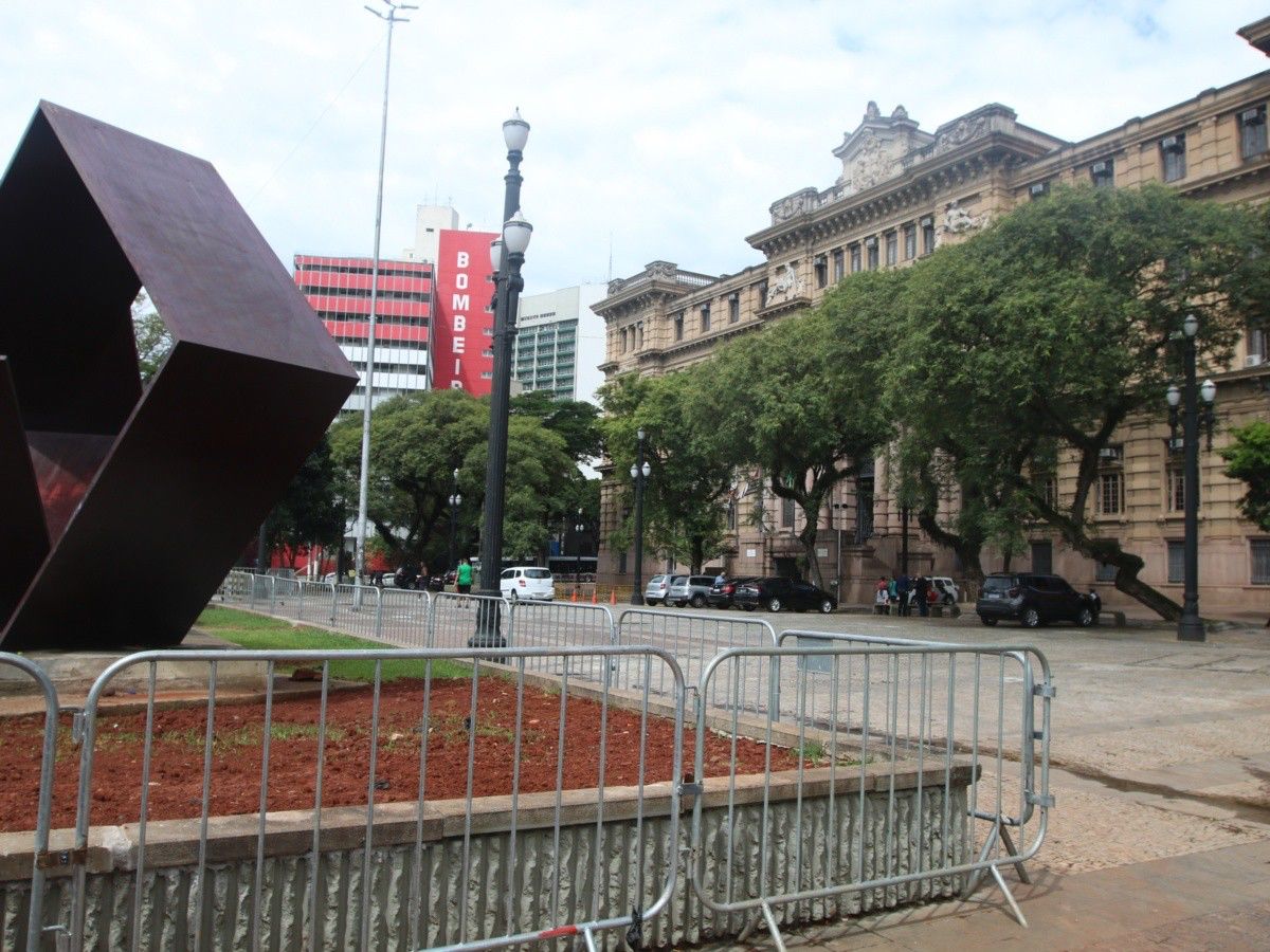 Praça da Sé, no centro de São Paulo, é cercada por gradis da prefeitura.