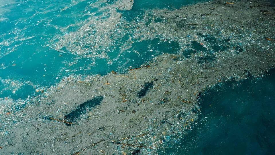 Lixo plástico nas águas da ilha de Bali, Indonésia