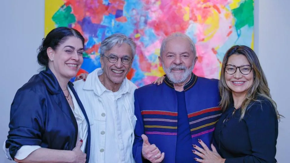 Paula Lavigne, Caetano Veloso, Lula e Janja foram padrinhos do casamento do senador Randolfe Rodrigues, realizado em julho.