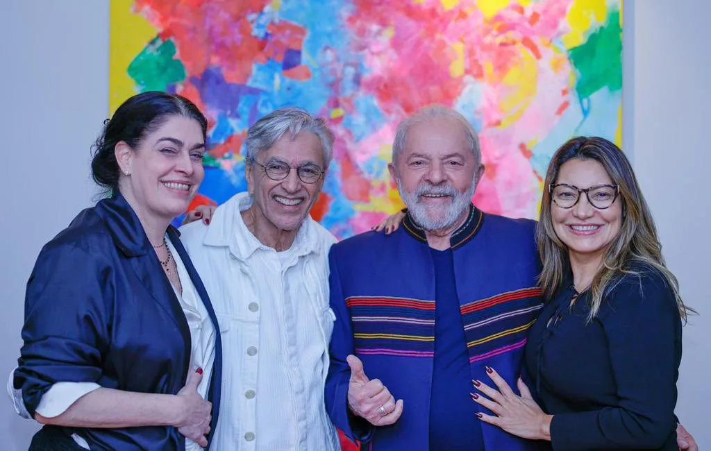 Paula Lavigne, Caetano Veloso, Lula e Janja foram padrinhos do casamento do senador Randolfe Rodrigues, realizado em julho.