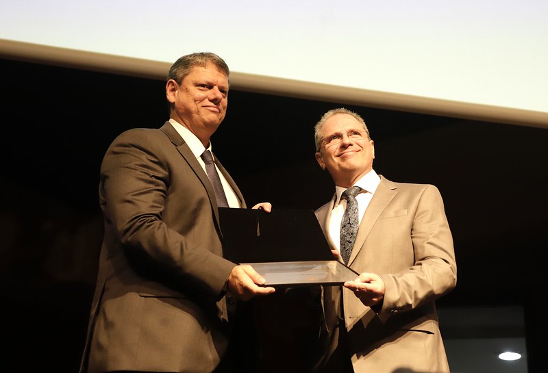 Eleuses Paiva renovou o contrato com a própria empresa para prestar serviços para a Secretaria da Saúde.