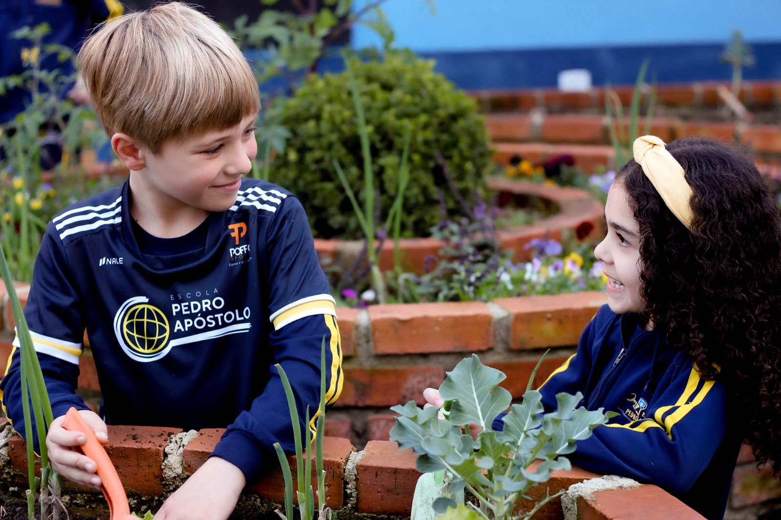 Alunos da Escola Pedro Apóstolo aprendem a fazer a separação dos resíduos orgânicos para compostagem.
