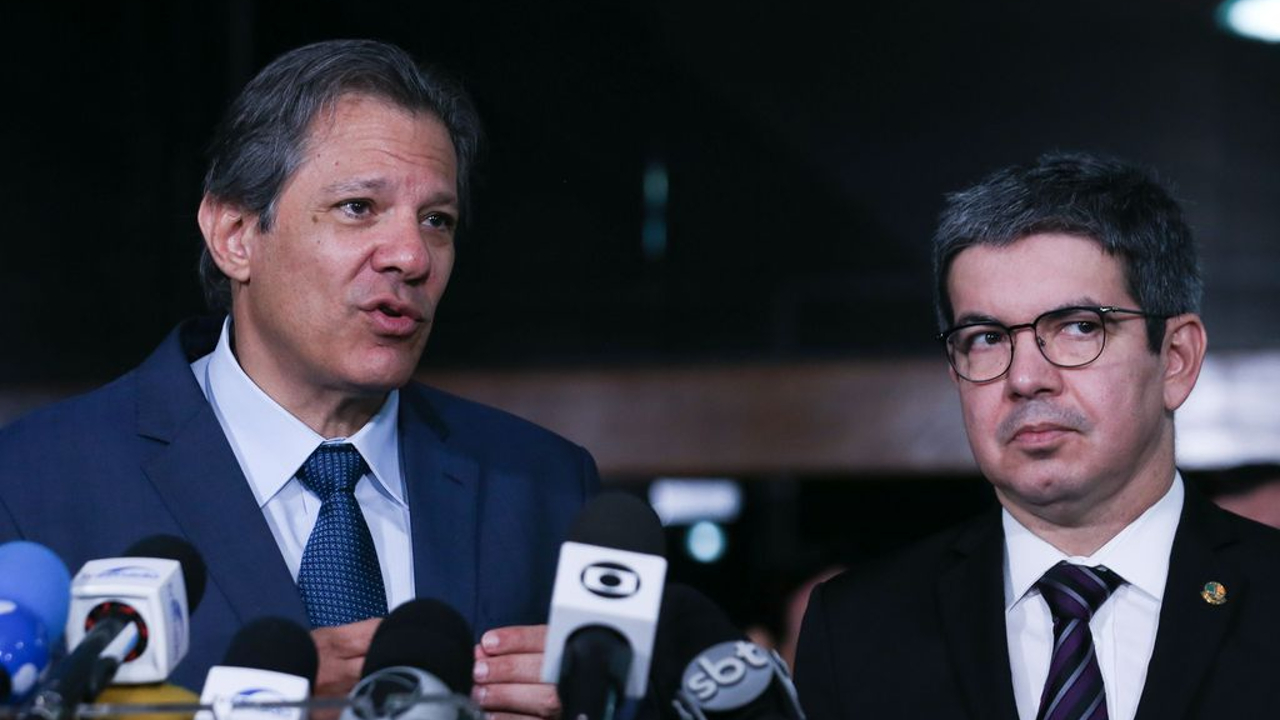 Ministro Fernando Haddad (Fazenda)  e líder do governo no Congresso, Randolfe Rodrigues (PT-AP): reação tardia para conter prejuízos sociais com as bets.