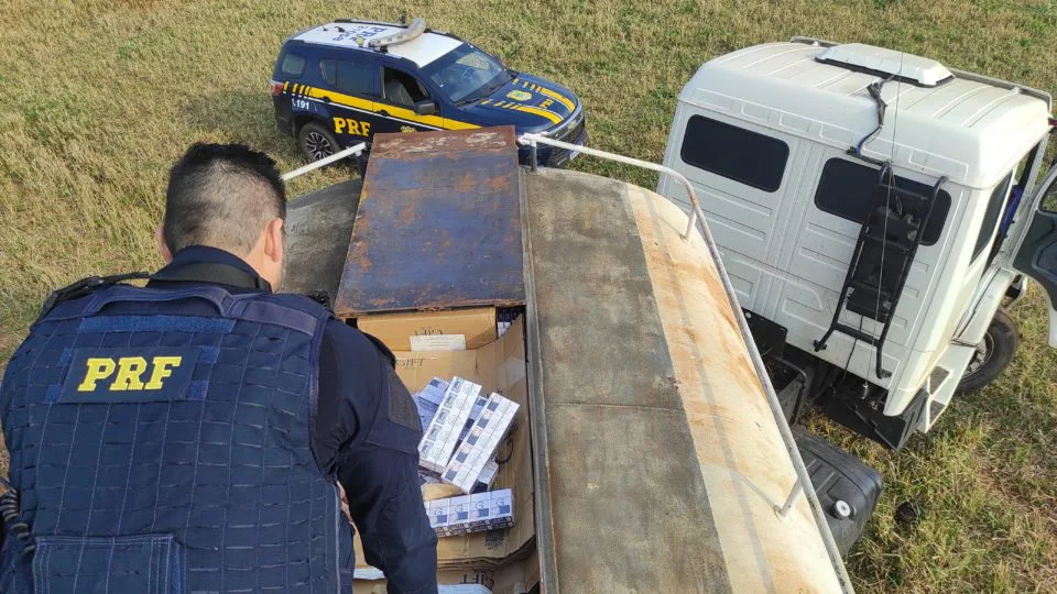 Apreensões de cigarros contrabandeados, feitas por forças de segurança, como a PRF, são diárias na região de fronteira com o Paraguai.