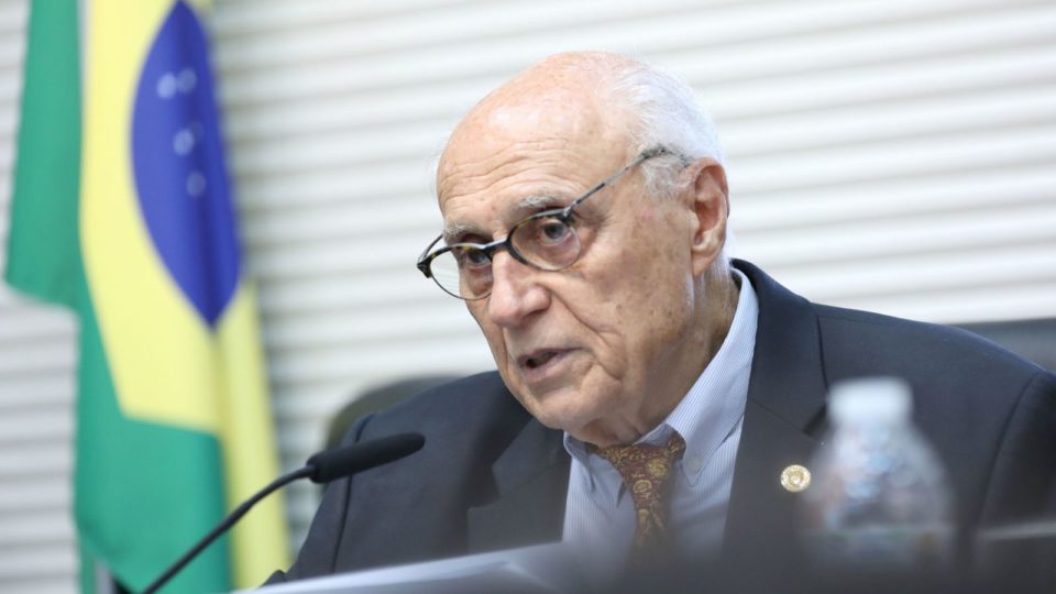 Eleito com mais de 800 mil votos para Alesp, Suplicy disse que percebeu tremores nas mãos quando se alimentava.