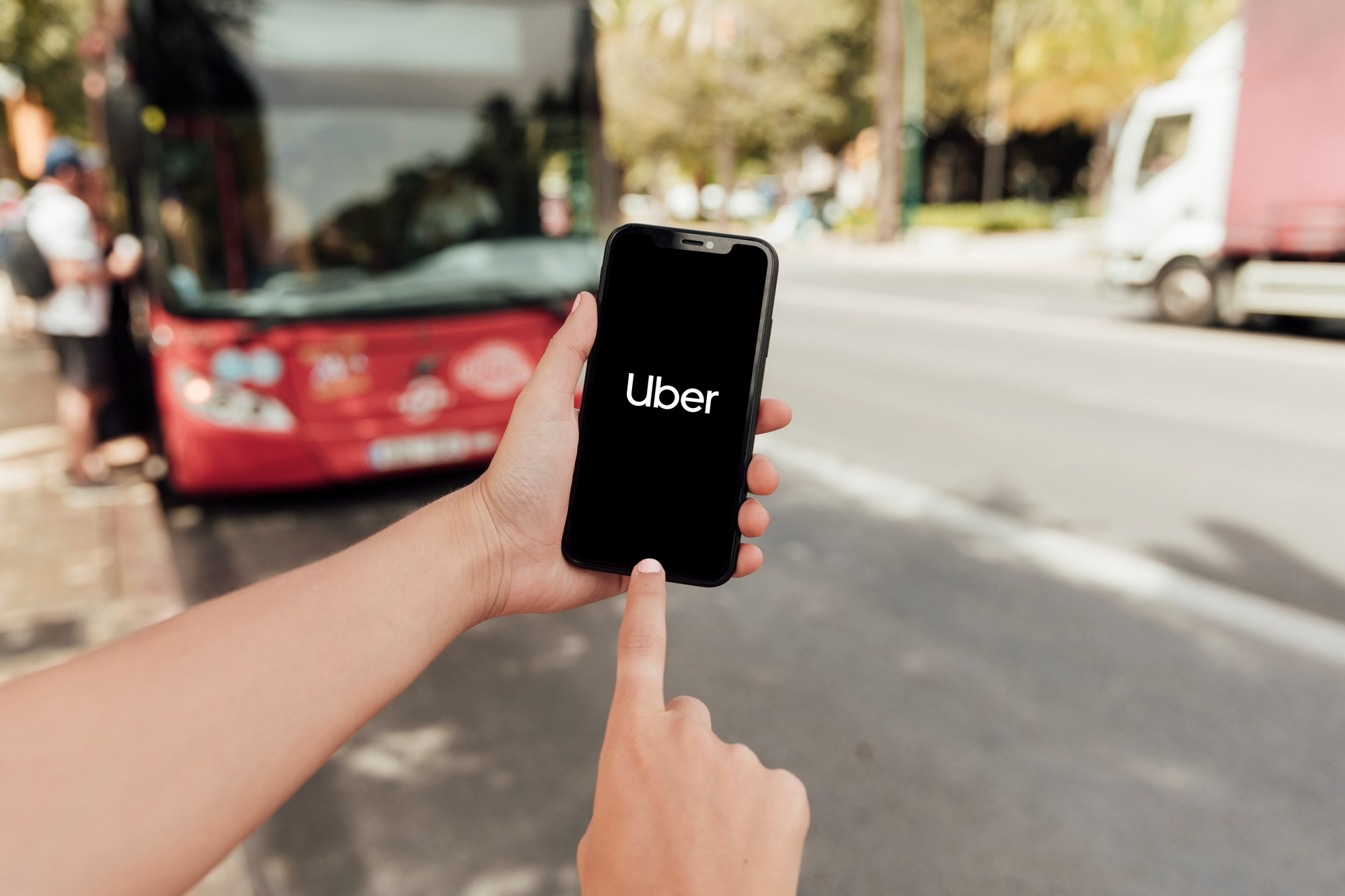 Decisão recente da Justiça do Trabalho determinou que a Uber deverá registrar em carteira todos os seus motoristas. Empresa recorrerá da decisão