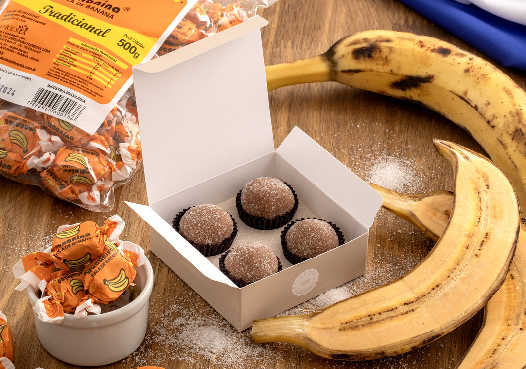 Brigadeiro de Bala Banana: parceria entre a doceria O Famoso Brigadeiro e a marca Bananina.