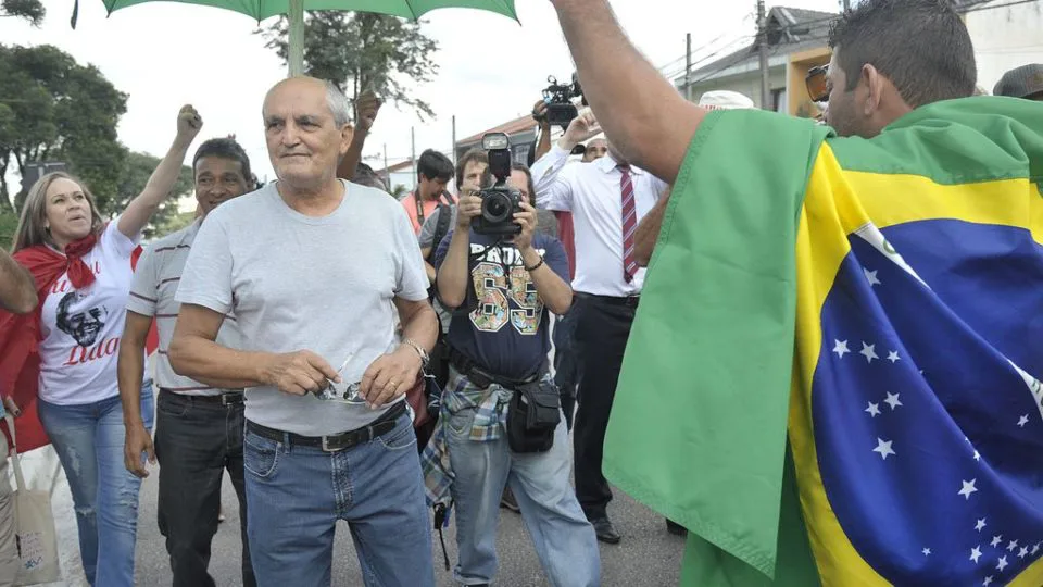 Manifestantes a favor e contra a prisão do ex-presidente Lula, protestam na porta da sede da superintendência da policia federal no Paraná, no dia 7 de abril de 2018: críticas contra autoridades estão ameaçadas