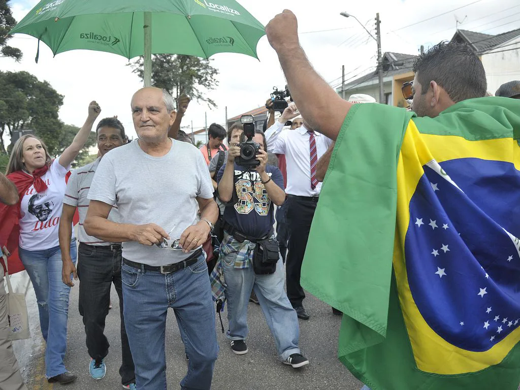 Manifestantes a favor e contra a prisão do ex-presidente Lula, protestam na porta da sede da superintendência da policia federal no Paraná, no dia 7 de abril de 2018: críticas contra autoridades estão ameaçadas