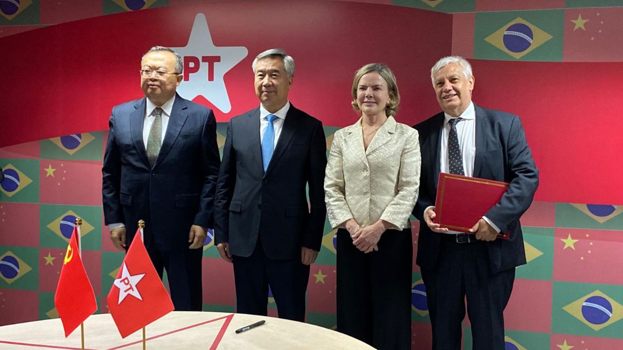 PT e Partido Comunista da China assinam acordo de cooperação em Brasília