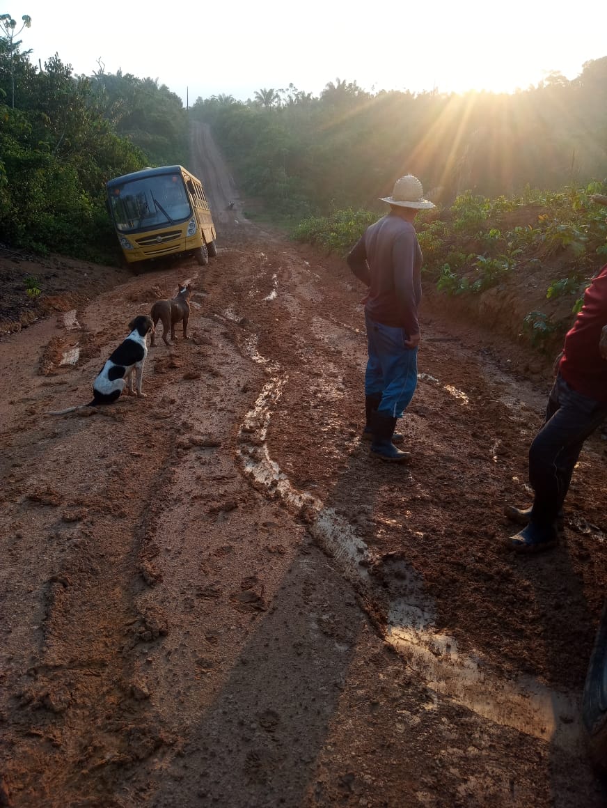Imagem do Ramal Sissaíma, no município de Careiro da Várzea, no Amazonas, que tem R$ 14 milhões disponível para a pavimentação, mas ainda não obteve licença ambiental para a obra. Foto: arquivo pessoal/Eduardo Barbosa