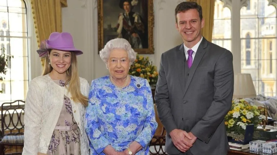 Eduardo Moreira e a mulher, a atriz e ex-paquita Juliana Baroni, durante encontro com a Rainha Elizabeth II.