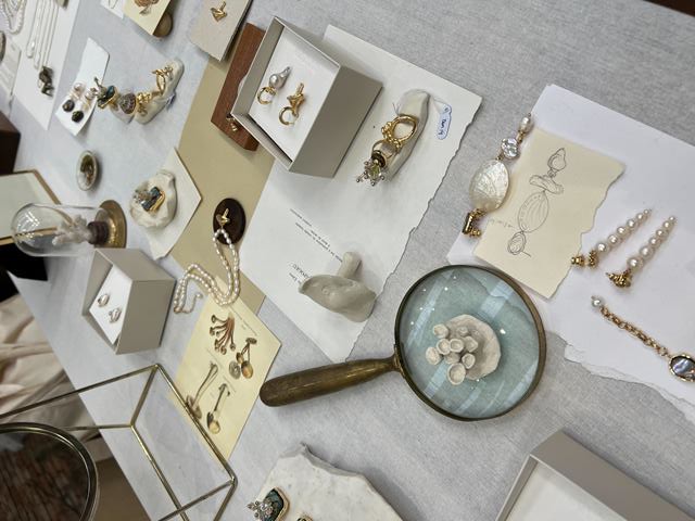 Para esta edição da Feira na Rosenbaum foram selecionados trabalhos voltados a inovações tecnológicas que usam matérias-primas sustentáveis e também métodos artesanais tradicionais.