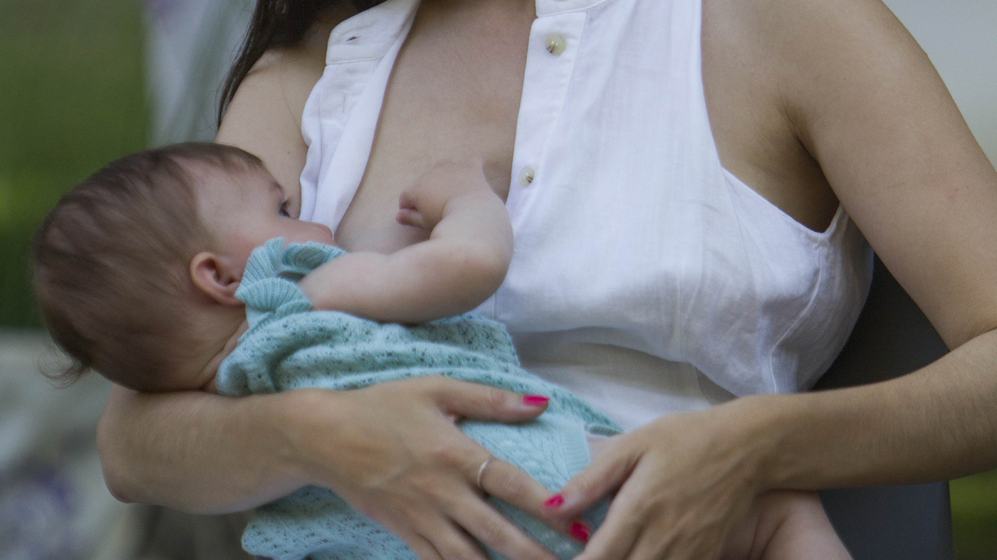 Mãe amamenta criança em Pontevedra, Espanha, agosto de 2022. Estudo descobriu que mRNA das vacinas contra Covid passa para o leite materno.