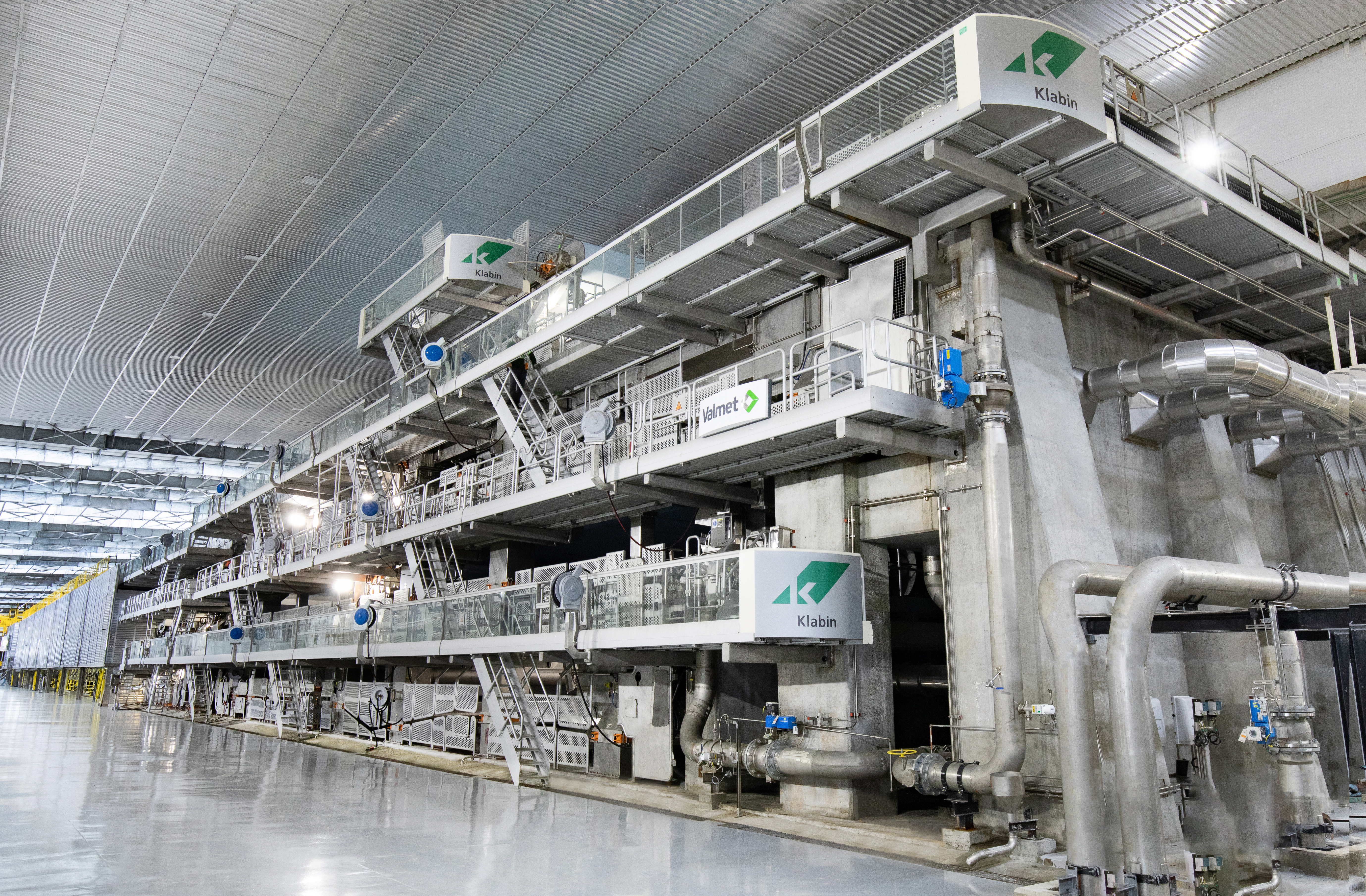 Máquina atende 70% de demanda nacional de cartão-papel e coloca produto paranaense no mercado internacional