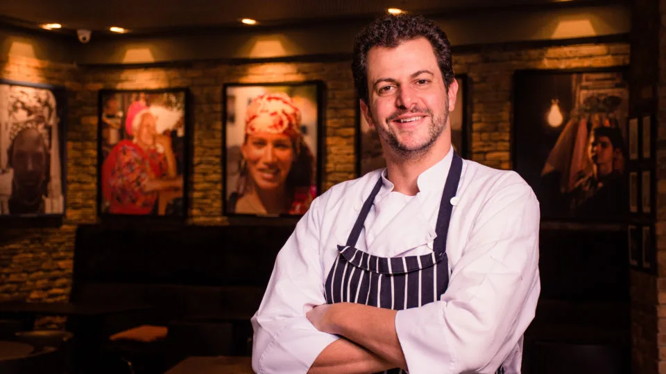 Nos restaurantes de Beto Madalosso, a preocupação vai além da qualidade da comida: todo resíduo orgânico passa pelo processo de compostagem.