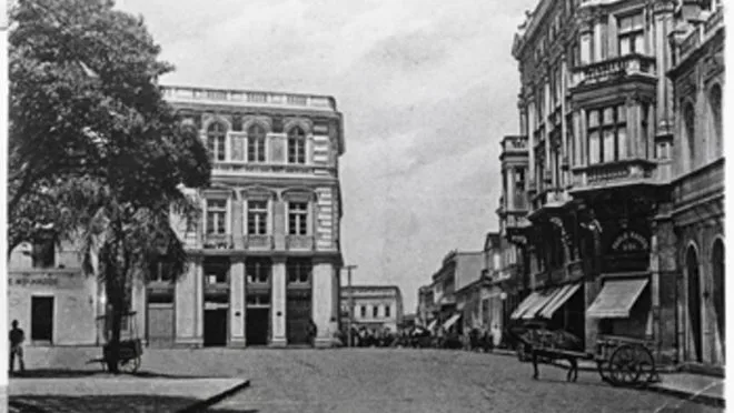 Praça Tiradentes em 1919. À direita, Edifício Paulo Hauer . Ao fundo, o Paço Municipal | Acervo da Casa da Memória