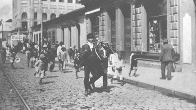 Pedestres na Rua XV em 1919 | Acervo da Casa da Memória