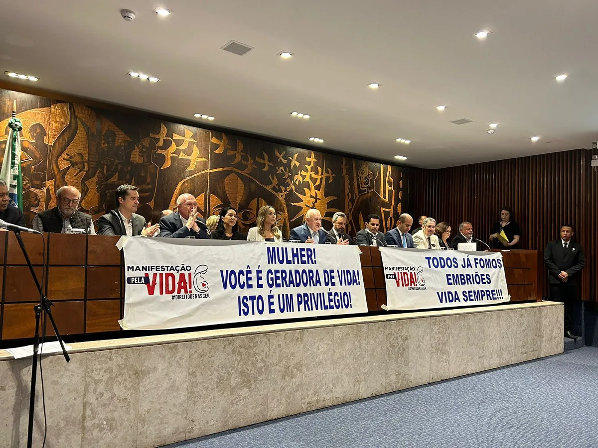 Contrários à ADPF 442: parlamentares e especialistas se reuniram na Assembleia Legislativa do Paraná para dar início a Frente Parlamentar Pró-Vida, na última semana.
