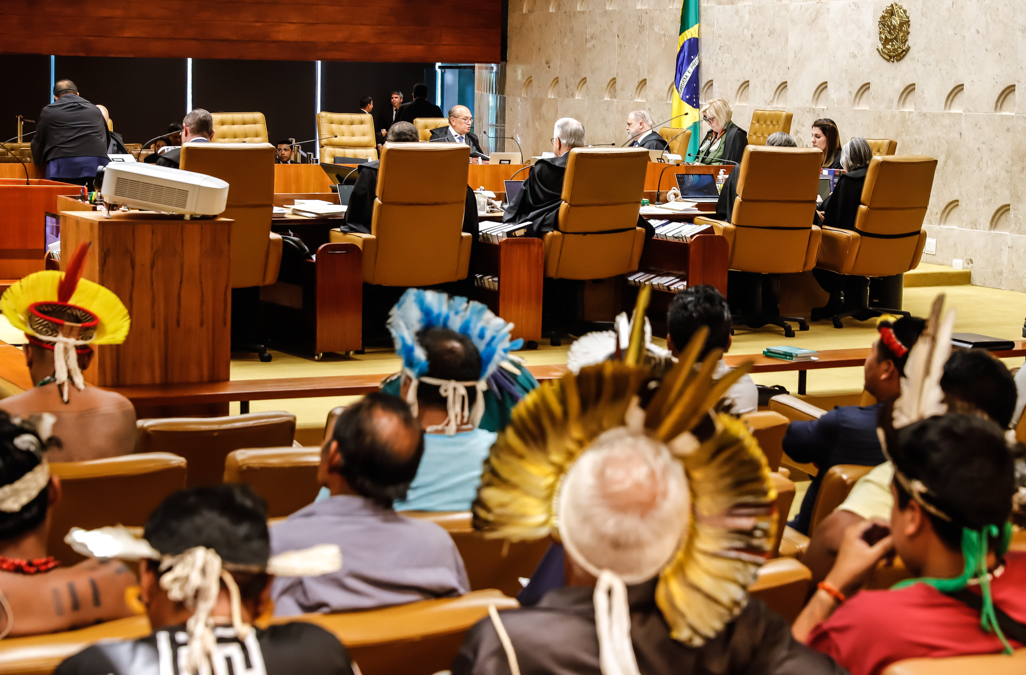 Indígenas no STF durante votação do marco temporal.