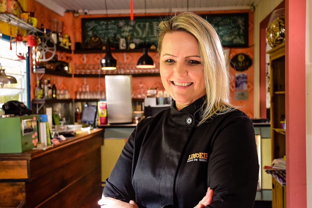 A chef Vania Krekniski, do Limoeiro Casa de Comidas, é a quinta convidada do projeto de Ivan Lopes.